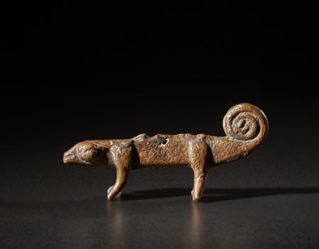  Lobi - Burkina Faso - Piccola scultura a forma di camaleonte.
Bronzo.
Segni d'uso.