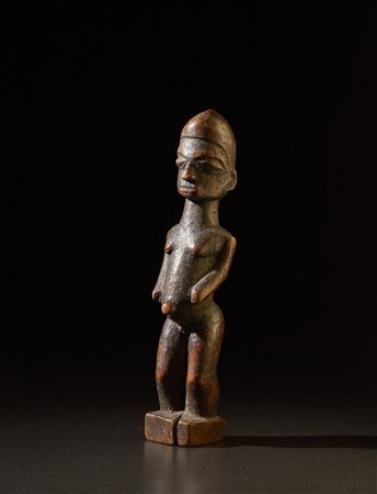  Lobi - Burkina Faso - Figura maschile o Bateba.
Legno duro a patina scura.
Segni d'uso.