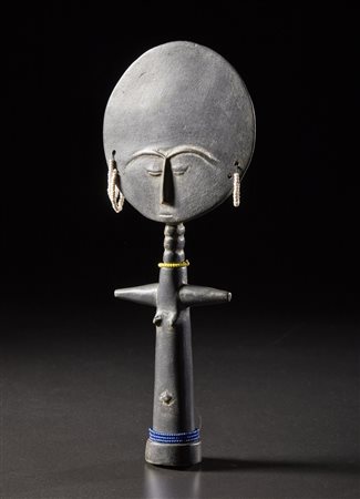  Ashanti - Ghana - Bambola di fertilità o Akua' ba.
Legno duro a patina scura, perline.
Segni d'uso.