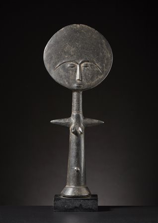  Ashanti - Ghana - Bambola di fertilità o Akua'ba.
Legno duro a patina nera.
Segni d'uso.
Etichetta scritta a mano 
Con base.