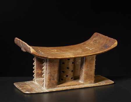  Ashanti - Ghana - Sedile Mma gwa.
Legno duro a patina chiara.
Difetti, restauri, pigmento e segni d'uso.