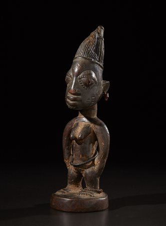  Yoruba -Nigeria  - Scultura Ibeji.
Legno duro a patina scura, fibre, perline e pigmenti.
Difetti, segni d'uso ed etichetta di provenienza.