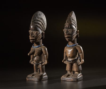  Yoruba -Nigeria  - Coppia di gemelli Ibeji.
Legno duro a patina chiara, perline, fibre e pigmenti.
Piccoli difetti e segni d'uso.