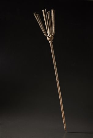  Fon Yoruba - Nigeria - Ferro cerimoniale con una punta e sei braccia.
Ferro e legno.
Segni d'uso.