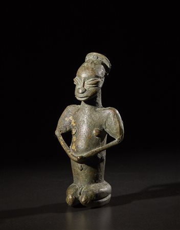  Yoruba -Nigeria  - Figura seduta Edan.
Bronzo con patina verde.
Piccoli difetti di fusione e segni d'uso.
.