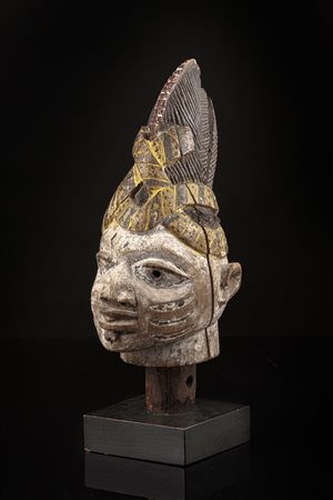  Yoruba -Nigeria  - Egungun Layewu.
Marionetta" testa di capo".
Legno duro pieno a patina chiara, pigmenti naturali ed industriali.
Segni d'uso ed etichetta espositiva.
Con base.
