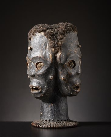  Ekoi o Eiagham - Nigeria, Camerun - Cimiero in forma di testa umana.
Legno, pelle di antilope pigmenti e capelli umani su base di vimini.
Difetti e segni d'uso.