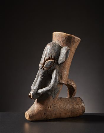  Baham - Camerun  - Fornello da pipa in forma di testa di elefante.
Legno duro a patina naturale, pigmenti, metallo.
Segni d'uso.
.