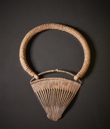  Fali o Kirdi - Camerun  - Cache sexe.
Metallo, tessuto, corda e pigmenti (terre).
Segni d'uso.