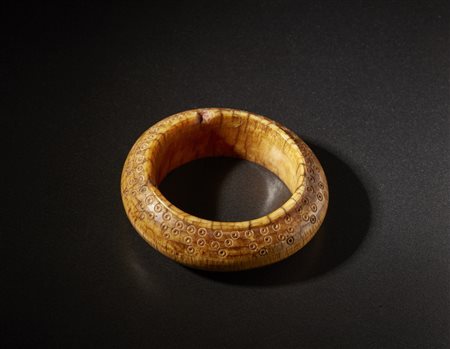  Lega - Repubblica Democratica del Congo  - Bracciale.
avorio.
Due piccoli sbecchi e di segni d'uso.