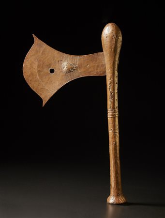  Nsapo o Songye - Repubblica Democratica del Congo - Ascia cerimoniale Kilonda.
Legno, rame ferro.
Segni d'uso.