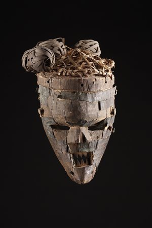  Salampasu - Repubblica Democratica del Congo  - Maschera Wamulandwa.
Legno duro, fibre e lamelle di rame.
Patina naturale. segni d'uso.