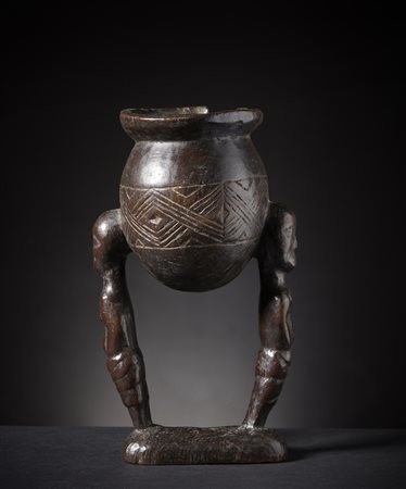  Kuba - Repubblica democratica del Congo - Coppa da libagione.
Legno duro a patina scura.
Piccoli difetti, una mancanza e segni d'uso.
.