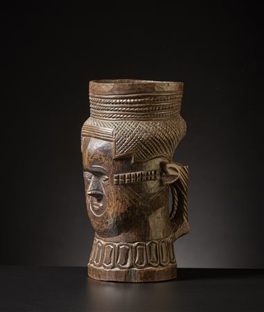  Kuba - Repubblica democratica del Congo - Coppa per libagione o Mbwoongntey.
Legno duro a patina lucida.
Difetti, una crepa e segni d'uso.