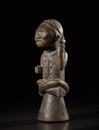  Kongo - Repubblica Democratica del Congo - Scultura coloniale.
Legno duro a patina scura, pigmenti.
Difetti, un restauro e segni d'uso.