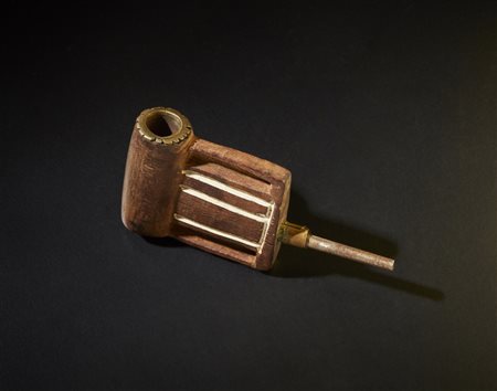  Zulu - Sudafrica  - Pipa.
Legno duro a patina scura, pigmento, metallo.
Segni d'uso.