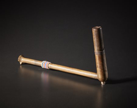  Xhosa - Sudafrica - Pipa da donna.
Legno duro a patina naturale, metallo e perline.
Una rottura con restauro, segni d'uso ed un'etichetta di vendita.
.