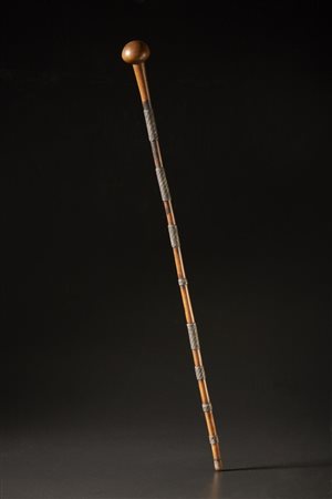  Zulu - Sudafrica  - Mazza da guerra ed insegna di rango.
Legno duro a patina naturale, metallo.
Difetti e segni d'uso.