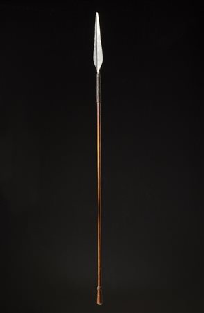  Zulu - Sudafrica  - Lancia Zulu  o Iklwa.
Ferro, legno duro  e fibra vegetale.
Segni d'uso ed un frammento di etichetta da collezione.