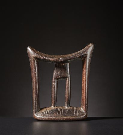  Kambatta - Etiopia - Poggiatesta.
Legno duro a patina scura.
Segni d'uso.