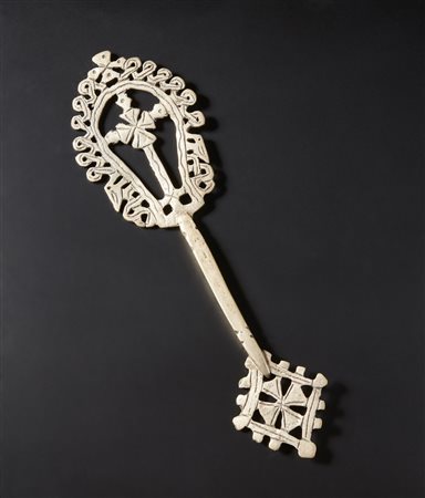  Etiopia - Croce copta con base in plexiglass.
Metallo argentato.
Segni d'uso.