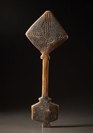  Etiopia - Croce copta.
Legno duro a patina scura.
Segni d'uso.