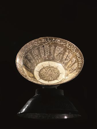 Coppetta Kashan o Nishapur Iran sec. XII, in ceramica invetriata nei toni...