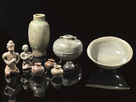 Lotto di otto oggetti Cina, in porcellana invetrata celadon, composto da...