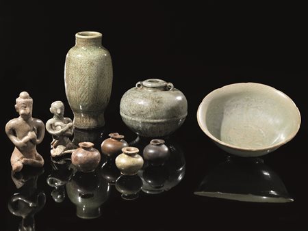 Coppa Longquan, Cina sec. XVIII -XIX, in porcellana celadon decorata con...