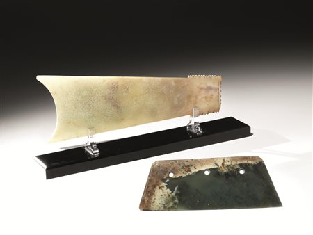 Ascia, Cina in stile arcaico, in giada verde spinacio con inclusioni ruggine,...