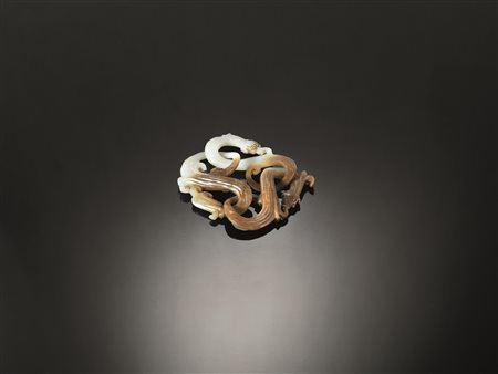 Intaglio, Cina sec. XX, in giada verde pallido con stirature color ruggine,...