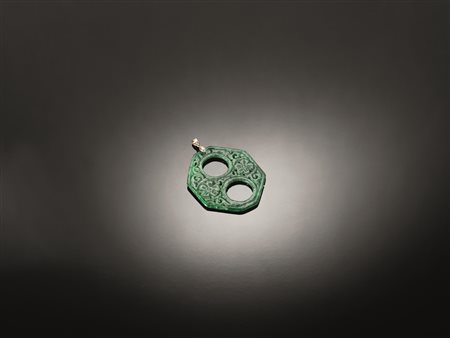 Pendente, Cina sec. XIX-XX, in giada intagliato al traforo con motivi...