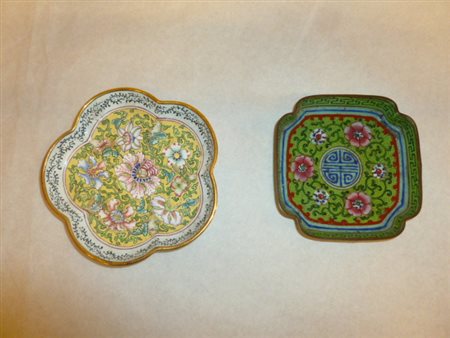 Due piattini, Cina, sec. XIX-XX, in metallo smaltato, decorati con motivi...