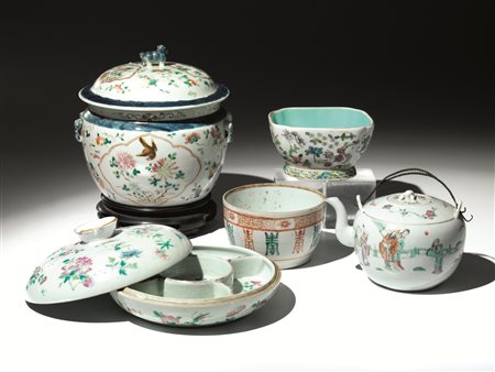 Due contenitori, Cina sec. XIX -XX, in porcellana policroma, uno dalla forma...