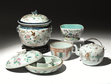 Teiera, Cina sec. XIX, dalla forma bombata in porcellana policroma decorata...