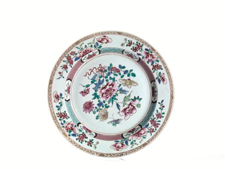 Tre piatti, Cina, sec. XVIII - XIX, in porcellana policroma decorati con...