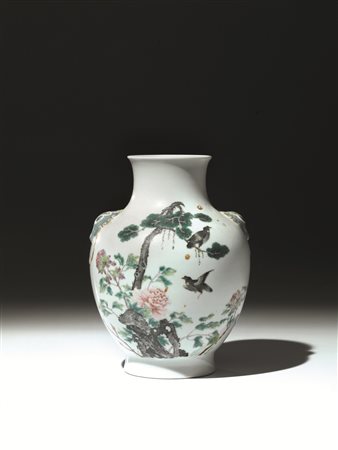 Vaso, Cina, sec XIX, in porcellana dalla forma bombata, decorato con volatili...