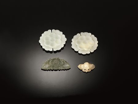 Quattro bottoni, Cina sec. XIX-XX, in giada, due intagliati come due corolle...