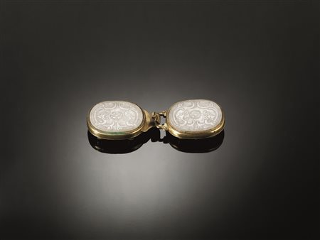 Fibbia, Cina sec. XIX, formata da una montatura in bronzo dorato e cesellato...