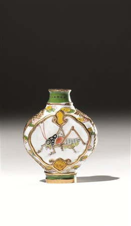 Snuff bottle, Cina sec. XIX -XX, in metallo smaltato, dalla forma leggermente...