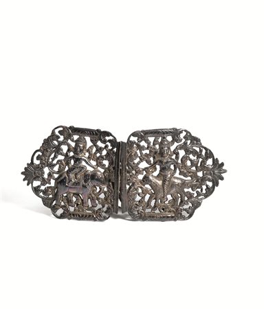 Fibbia, India, sec. XIX, in argento decorata al traforo con raffigurate due...
