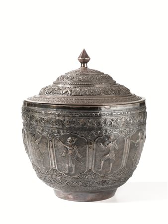 Grande contenitore, area indiana sec. XIX, in argento finemente cesellato e a...