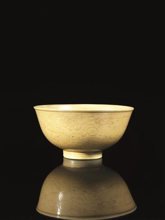 Ciotolina, Cina, sec. XIX, in porcellana gialla decorata con draghi, reca...