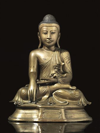 Buddha, area birmana, sec. XIX -XX, vestito con vesti svolazzanti e seduto su...