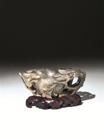 Sciacqua pennelli, Cina sec. XIX, in giada, nella forma di magnolia, diam. cm...