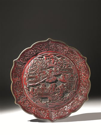 Piatto Cina, sec. XIX-XX, in lacca, di forma circolare con tesa polilobata...