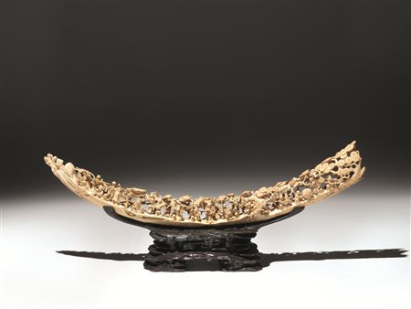 Zanna, Cina sec. XVIII-XIX, in avorio finemente decorata al traforo con...