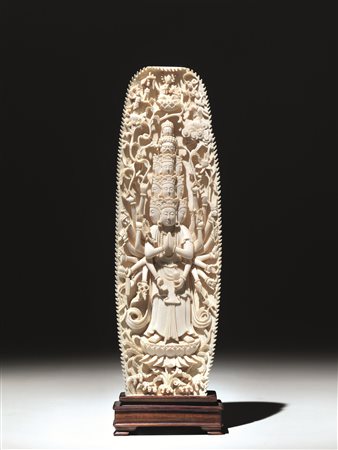 Placca, Cina sec. XIX-XX, in avorio, l&rsquo;interno finemente intagliato...