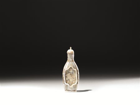 Snuff bottles, Cina sec. XIX-XX, in madreperla dalla forma oblunga intagliata...