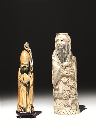 Due intagli, Cina, sec. XIX-XX, in avorio, raffiguranti, uno un saggio dalla...